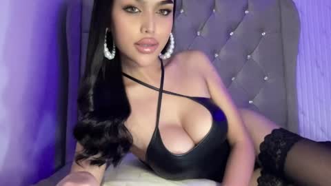 ylonagrae online show from April 17, 6:11 pm