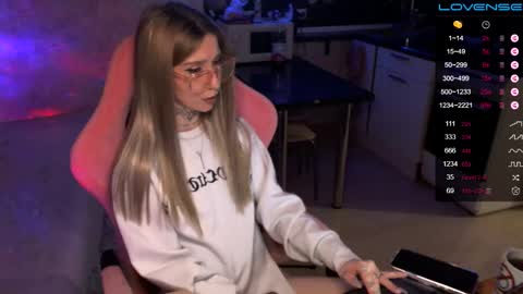 Snapshot of yngmilf_ chatting on December 7, 3:25 am     online show from December 7, 3:25 am