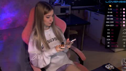 Snapshot of yngmilf_ chatting on December 7, 9:33 pm     online show from December 7, 9:33 pm