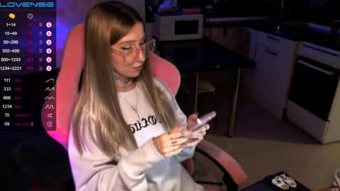 Snapshot of yngmilf_ chatting on December 9, 3:40 am     online show from December 9, 3:40 am