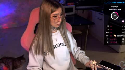 Snapshot of yngmilf_ chatting on December 10, 12:50 am     online show from December 10, 12:50 am