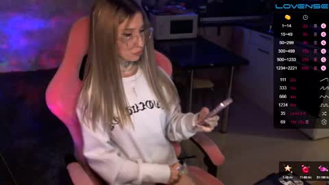 Snapshot of yngmilf_ chatting on December 14, 2:01 am     online show from December 14, 2:01 am