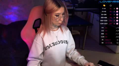 Snapshot of yngmilf_ chatting on December 30, 9:40 pm     online show from December 30, 9:40 pm