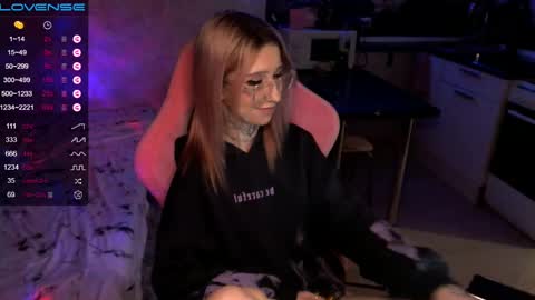 Snapshot of yngmilf_ chatting on January 9, 9:26 pm     online show from January 9, 9:26 pm