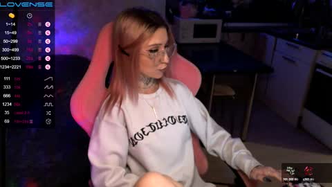 Snapshot of yngmilf_ chatting on January 17, 12:20 am     online show from January 17, 12:20 am