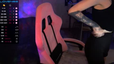 Snapshot of yngmilf_ chatting on February 18, 8:58 pm     online show from February 18, 8:58 pm