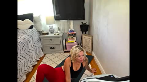 Snapshot of yogimilflover chatting on October 8, 3:31 pm Yogiblondebangme online show from October 8, 3:31 pm