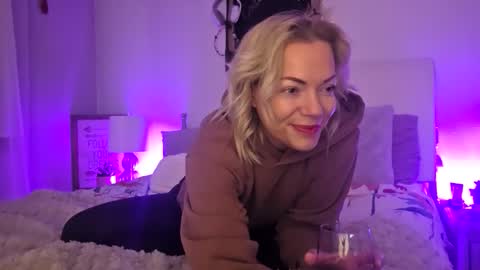 Snapshot of yogimilflover chatting on May 10, 3:01 am Yogiblondebangme online show from May 10, 3:01 am