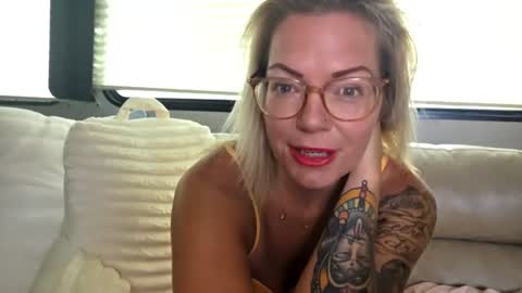 Yogiblondebangme online show from June 19, 12:53 pm