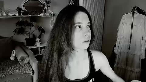 Snapshot of yoka_paradoxxx chatting on May 6, 10:53 am yoka_paradoxxx online show from May 6, 10:53 am