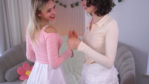 Elizabeth brunette -- Darline blonde  online show from December 14, 7:29 am