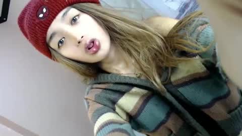 Snapshot of yougotelise69 chatting on December 4, 5:05 am HAPPY BIRTHDAY TO ME online show from December 4, 5:05 am
