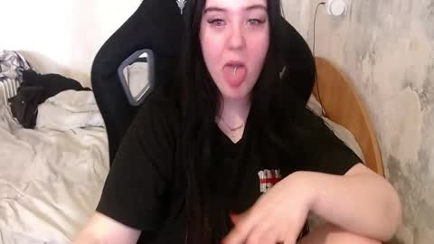 your_8a8y online show from April 25, 11:57 am