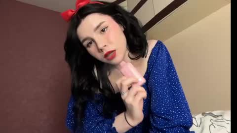 Snapshot of your_tender_doll chatting on June 28, 4:35 pm Alice online show from June 28, 4:35 pm