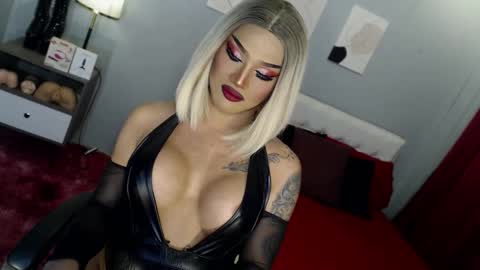 Snapshot of your_truly_goddess143 chatting on November 7, 11:49 pm TRICXIEBELLE online show from November 7, 11:49 pm