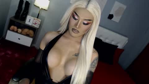 Snapshot of your_truly_goddess143 chatting on December 1, 10:26 pm TRICXIEBELLE online show from December 1, 10:26 pm