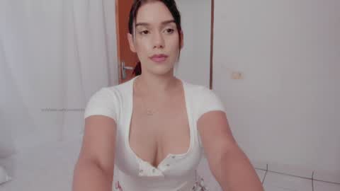 insta  yourboniee online show from January 6, 4:02 pm