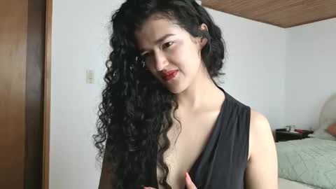 yourdreamgirl2025 online show from March 17, 3:04 pm