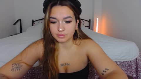 Snapshot of youremily_xx chatting on October 20, 6:47 am Emily  online show from October 20, 6:47 am
