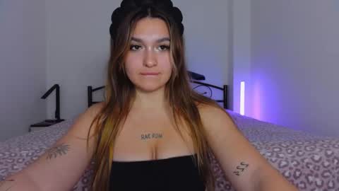 Snapshot of youremily_xx chatting on October 21, 8:31 pm Emily  online show from October 21, 8:31 pm