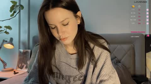 Snapshot of yourher0in chatting on December 4, 8:12 am Aida online show from December 4, 8:12 am