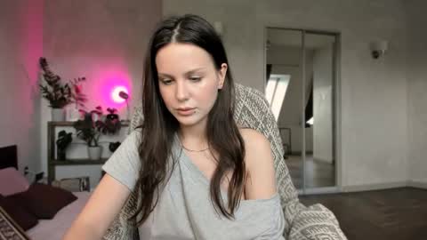 Snapshot of yourher0in chatting on September 9, 10:26 am Aida online show from September 9, 10:26 am