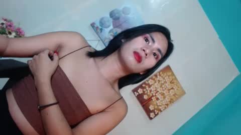 Snapshot of yourhottie_winxxx chatting on January 23, 12:57 am Mauie  online show from January 23, 12:57 am