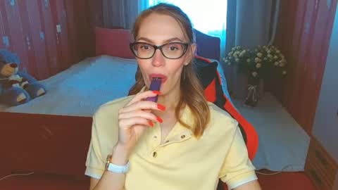 Snapshot of yourladysunshine chatting on June 17, 6:38 am Ksyusha online show from June 17, 6:38 am
