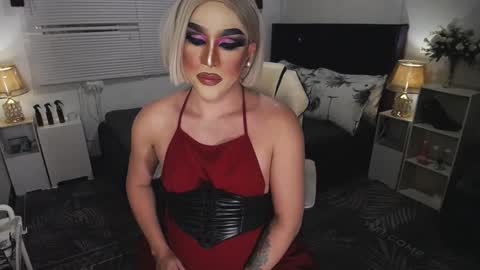 Snapshot of yourlivingonurdream chatting on January 6, 11:18 am -- online show from January 6, 11:18 am