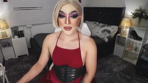 Snapshot of yourlivingonurdream chatting on January 16, 11:37 am -- online show from January 16, 11:37 am