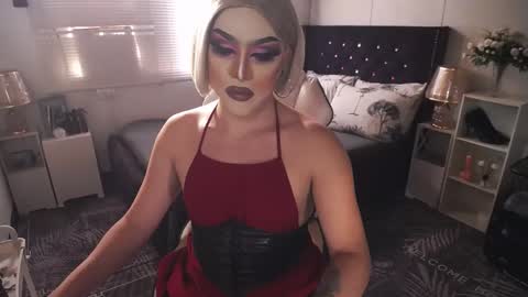 Snapshot of yourlivingonurdream chatting on January 19, 12:06 am -- online show from January 19, 12:06 am