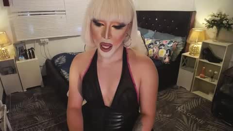 Snapshot of yourlivingonurdream chatting on February 14, 8:42 am -- online show from February 14, 8:42 am