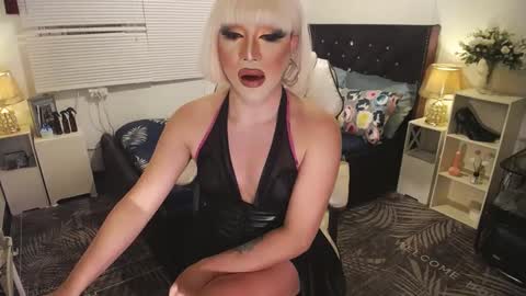 Snapshot of yourlivingonurdream chatting on February 14, 11:42 am -- online show from February 14, 11:42 am