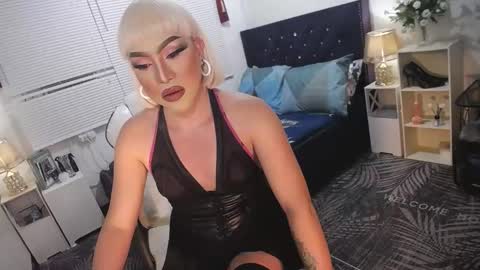 Snapshot of yourlivingonurdream chatting on February 17, 5:32 pm -- online show from February 17, 5:32 pm