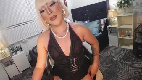 Snapshot of yourlivingonurdream chatting on February 18, 9:43 am -- online show from February 18, 9:43 am