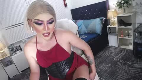 Snapshot of yourlivingonurdream chatting on February 19, 2:01 pm -- online show from February 19, 2:01 pm