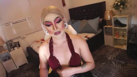 Snapshot of yourlivingonurdream chatting on March 2, 7:54 am -- online show from March 2, 7:54 am