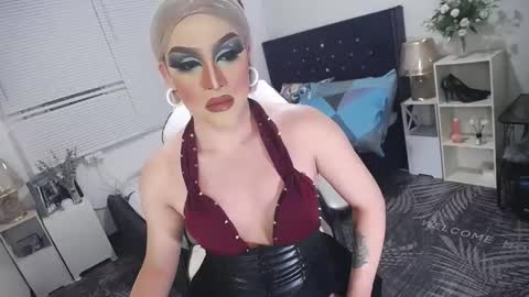 Snapshot of yourlivingonurdream chatting on March 4, 8:27 pm -- online show from March 4, 8:27 pm