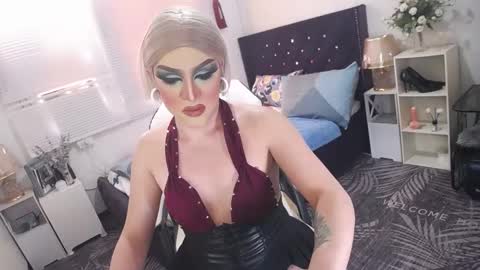 Snapshot of yourlivingonurdream chatting on March 4, 11:32 pm -- online show from March 4, 11:32 pm