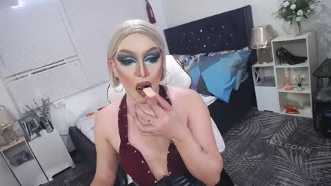 Snapshot of yourlivingonurdream chatting on March 10, 8:48 am -- online show from March 10, 8:48 am