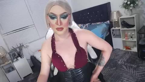 Snapshot of yourlivingonurdream chatting on March 10, 11:53 am -- online show from March 10, 11:53 am