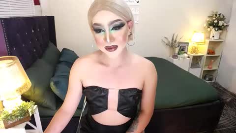 Snapshot of yourlivingonurdream chatting on September 18, 2:19 pm -- online show from September 18, 2:19 pm