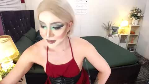 Snapshot of yourlivingonurdream chatting on September 20, 8:15 am -- online show from September 20, 8:15 am