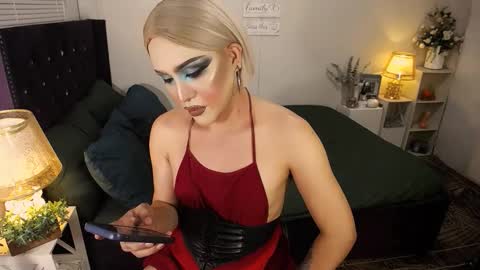 Snapshot of yourlivingonurdream chatting on October 3, 10:18 pm -- online show from October 3, 10:18 pm