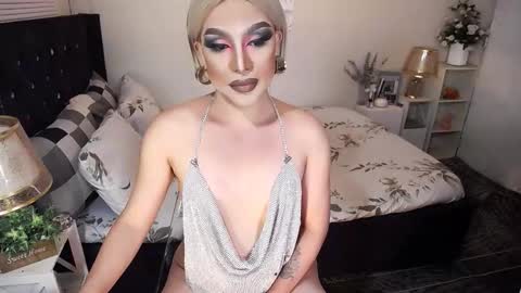 Snapshot of yourlivingonurdream chatting on November 19, 10:15 am -- online show from November 19, 10:15 am