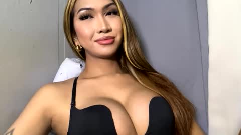 Snapshot of yourlovebella88 chatting on May 17, 8:05 pm yourlovebella88 online show from May 17, 8:05 pm