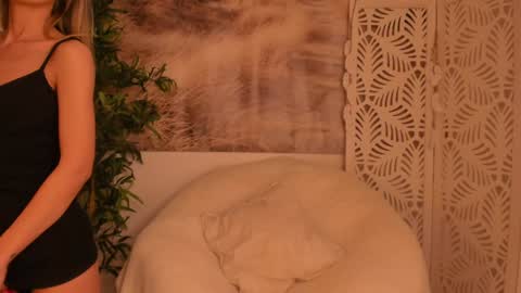 Snapshot of yourmidnightcoffee chatting on January 11, 8:43 pm Sarah online show from January 11, 8:43 pm