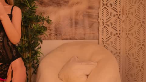 Snapshot of yourmidnightcoffee chatting on March 7, 2:15 am Sarah online show from March 7, 2:15 am