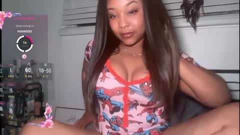 Snapshot of yourmommysilk chatting on June 17, 4:48 am YOURMOMMY online show from June 17, 4:48 am
