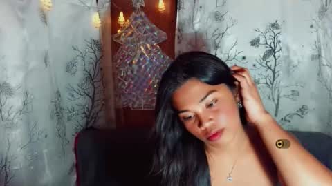Snapshot of yourqueen_19 chatting on May 5, 2:14 pm yourqueen_19 online show from May 5, 2:14 pm